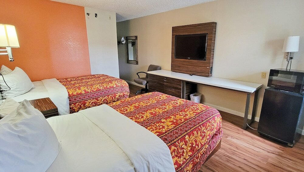 Фото Studios & Suites 4 Less Charlotte