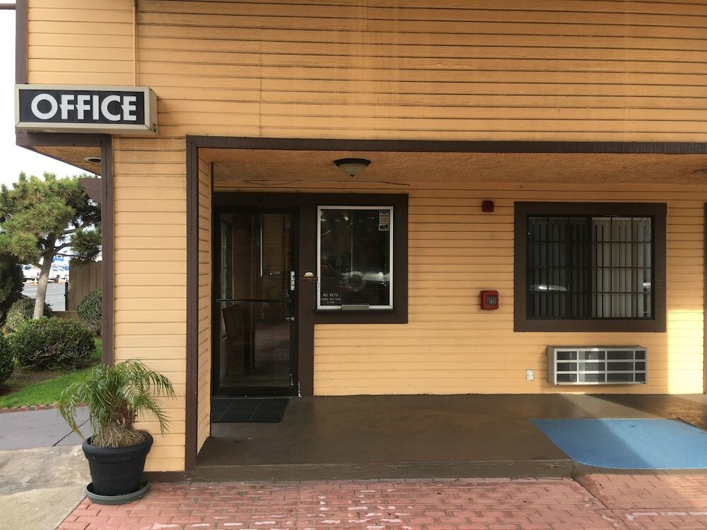 Фото Del Amo Inn