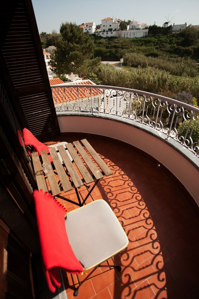 Фото Ericeira Chill Hill Hostel & Private Rooms - Peach Garden