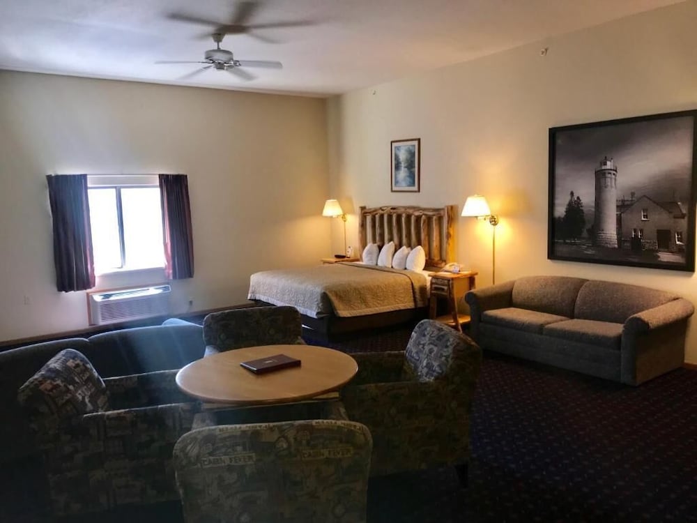 Фото Super 8 by Wyndham Bridgeview of Mackinaw City