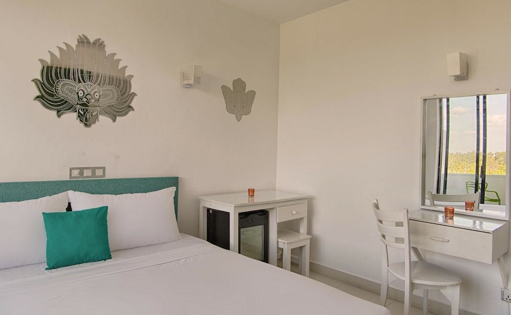 Фото J Ambalangoda