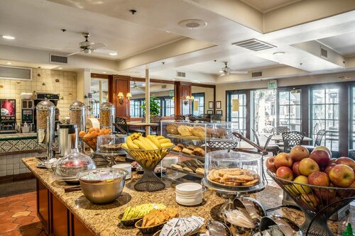 Гостиница Quality Suites Downtown San Luis Obispo в Сан Луис Обиспо