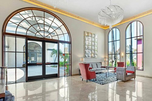 Внешний вид отеля Best Western Plus Newport Mesa Inn в Коста-Месе, фото 4