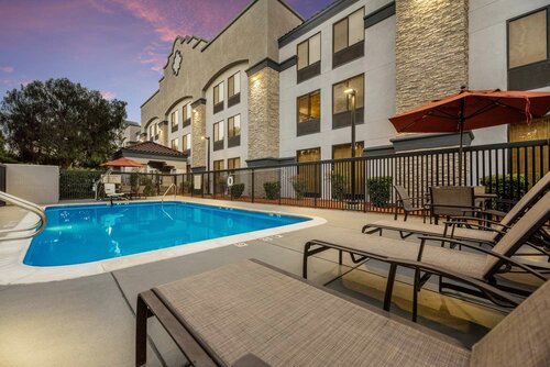 Внешний вид отеля Hampton Inn Oakland Hayward в Хейварде, фото 2