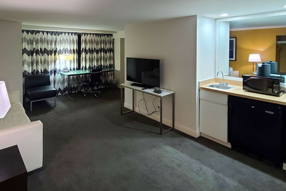 Фото Comfort Inn & Suites Baltimore Inner Harbor