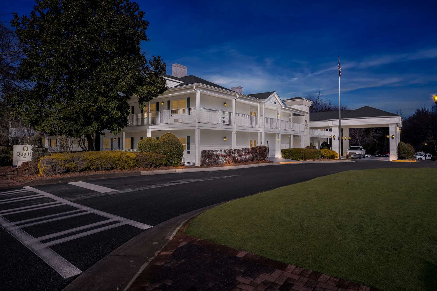 Фото Quality Inn Fayetteville near Historic Downtown Square