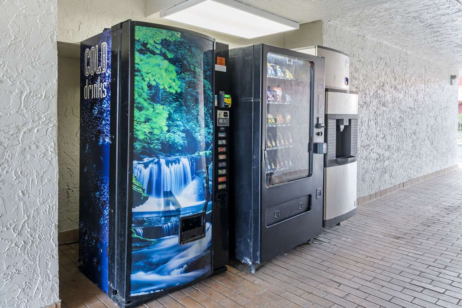 Фото Days Inn & Suites by Wyndham Orlando East Ucf Area