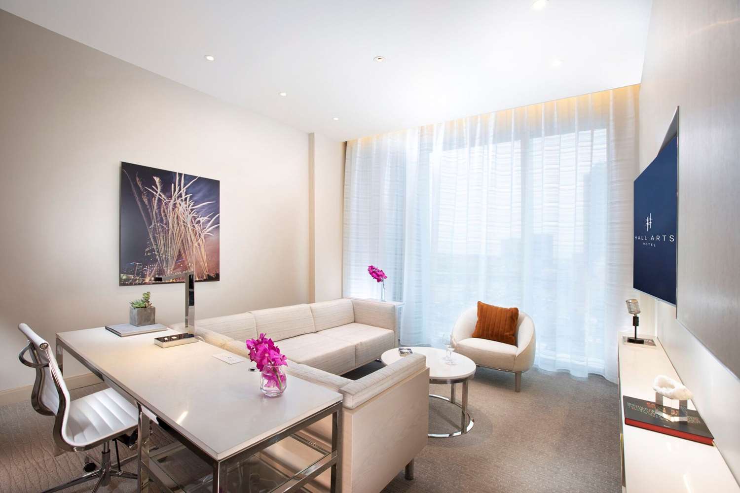 Фото Hall Arts Hotel Dallas, Curio Collection by Hilton