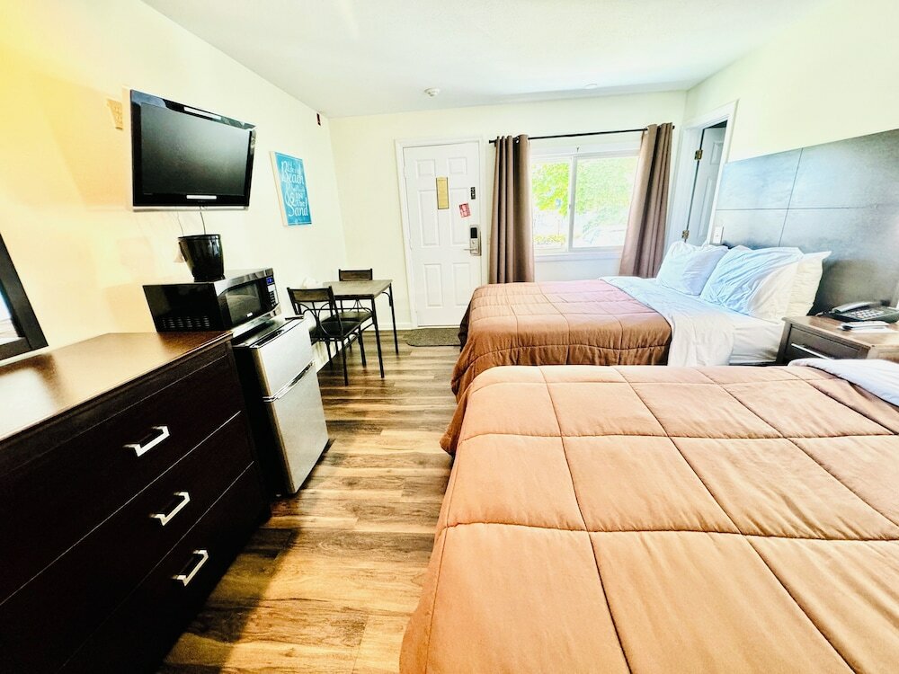 Фото Blue Spruce Motel & Townhouses