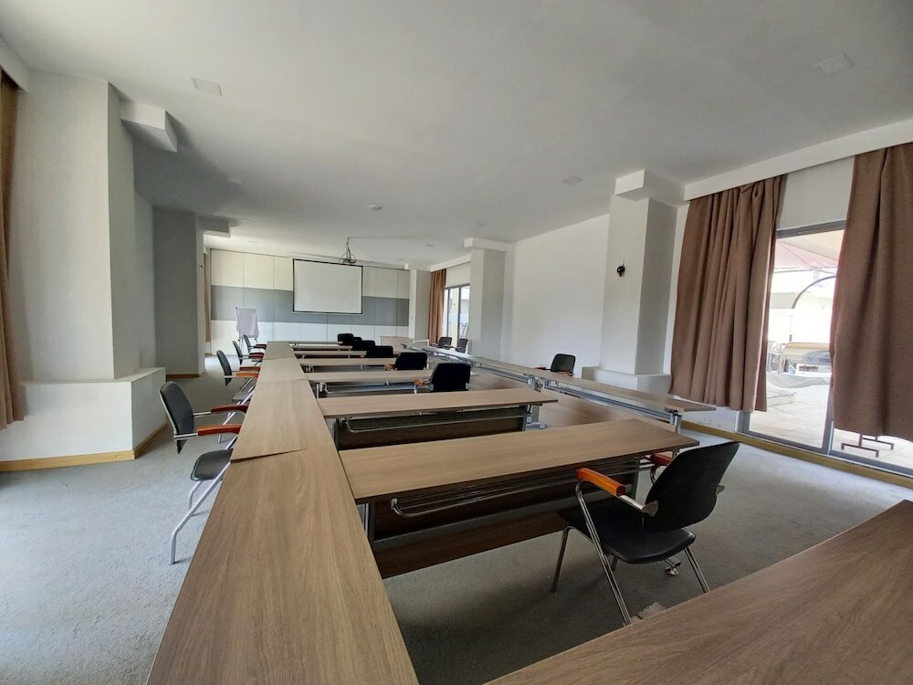 Фото The Alps Hotel