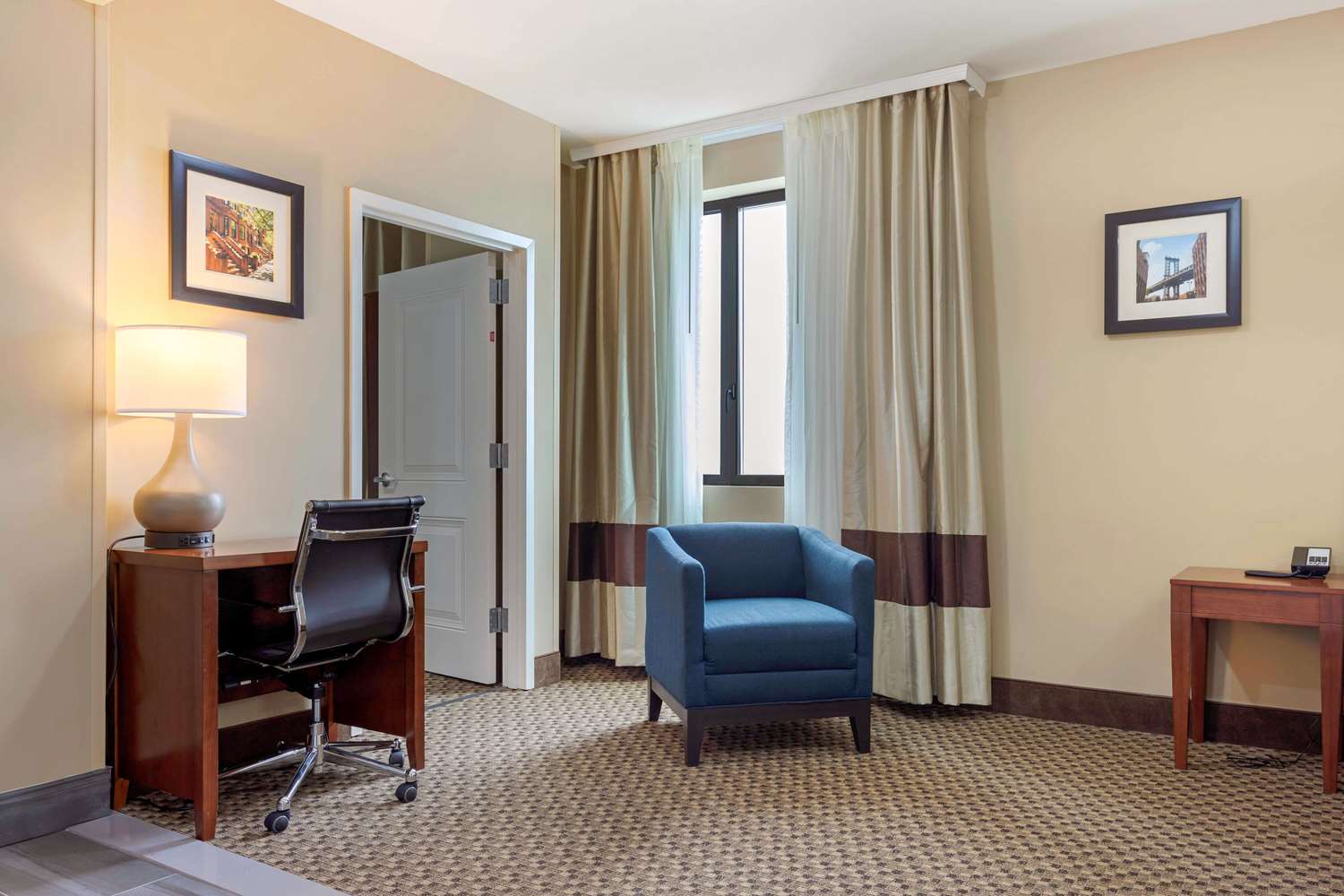 Фото Comfort Inn & Suites near Jfk Air Train
