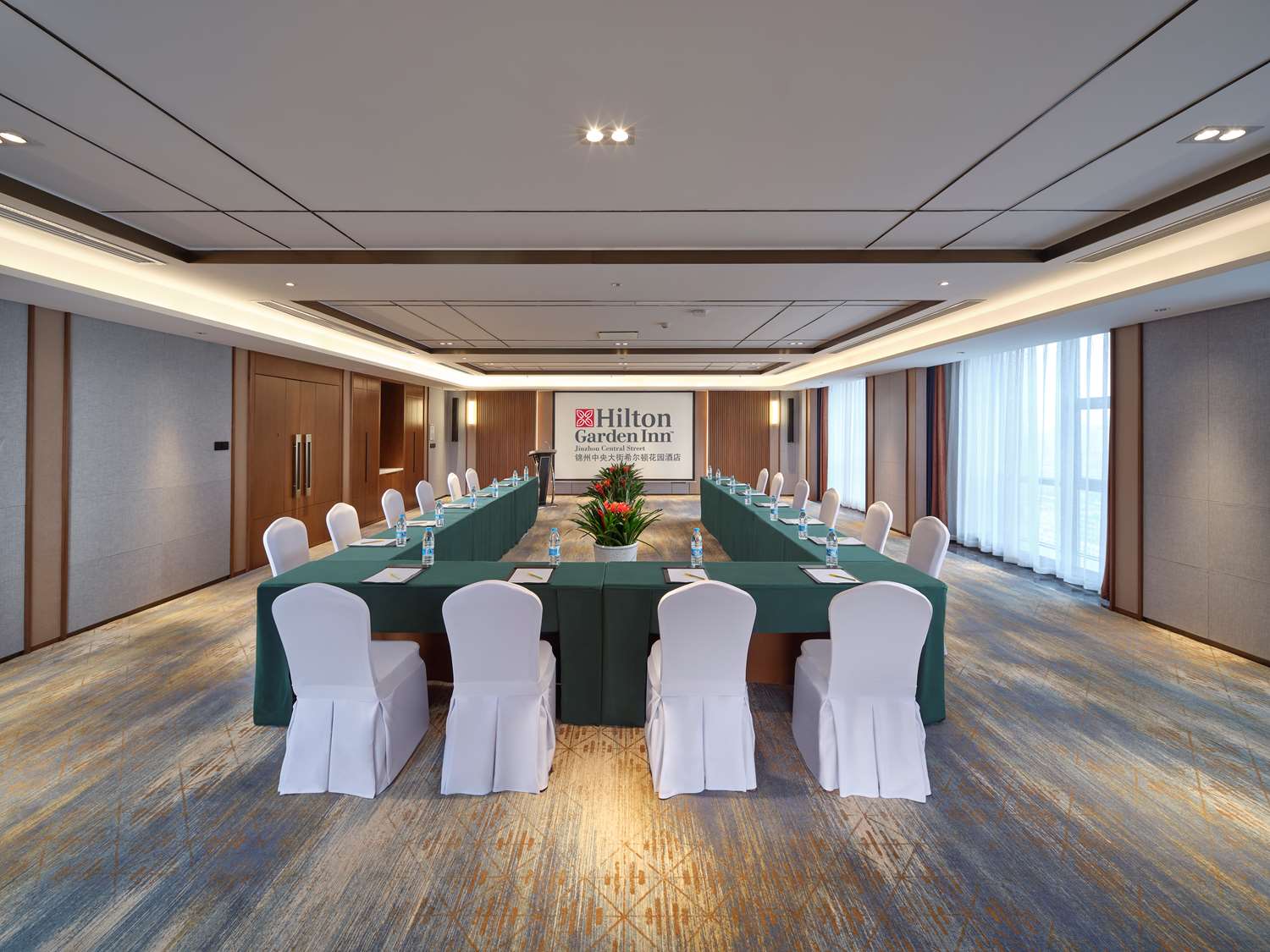 Фото Hilton Garden Inn Jinzhou Central Street