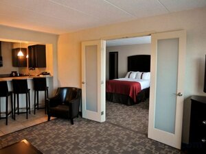 Holiday Inn & Suites Charleston West (New York, Manhattan Borough, 2nd Avenue, 401), hotel