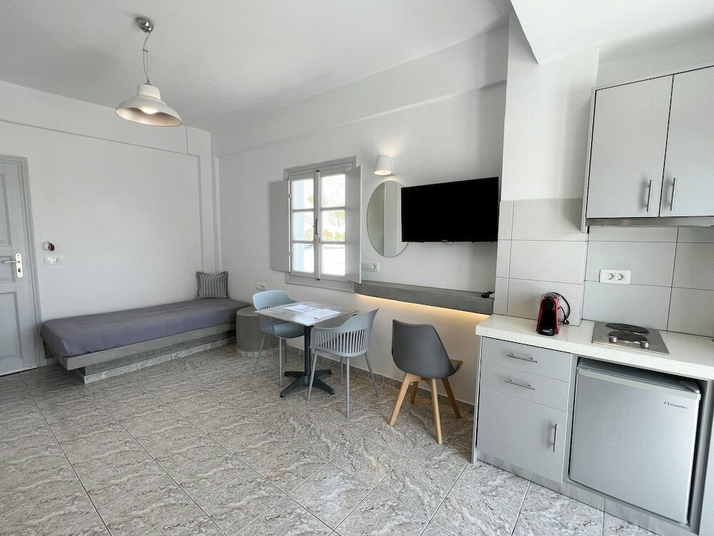 Фото White Lily - Adults Only 16 plus