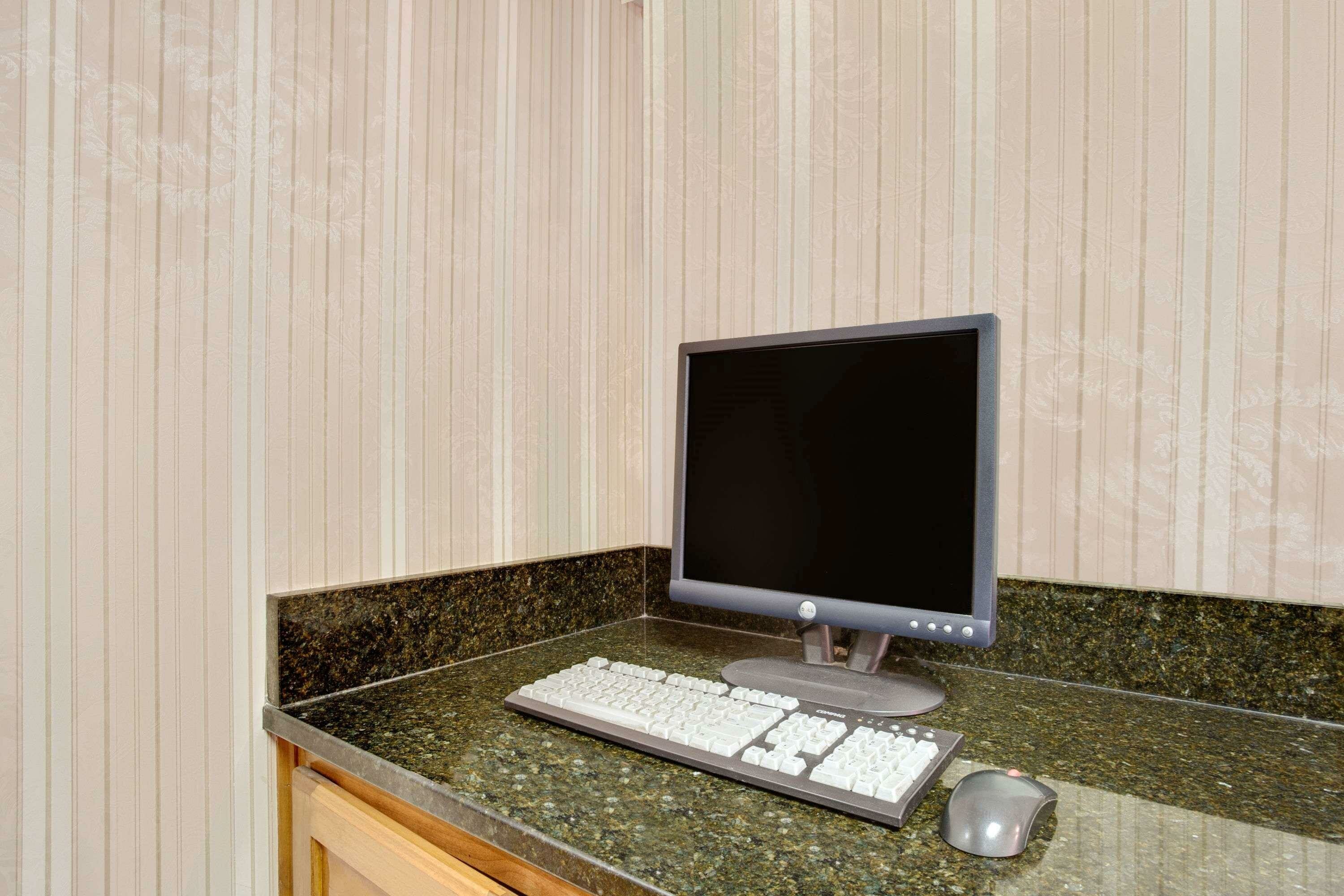 Фото Days Inn by Wyndham Newport News City Center Oyster Point