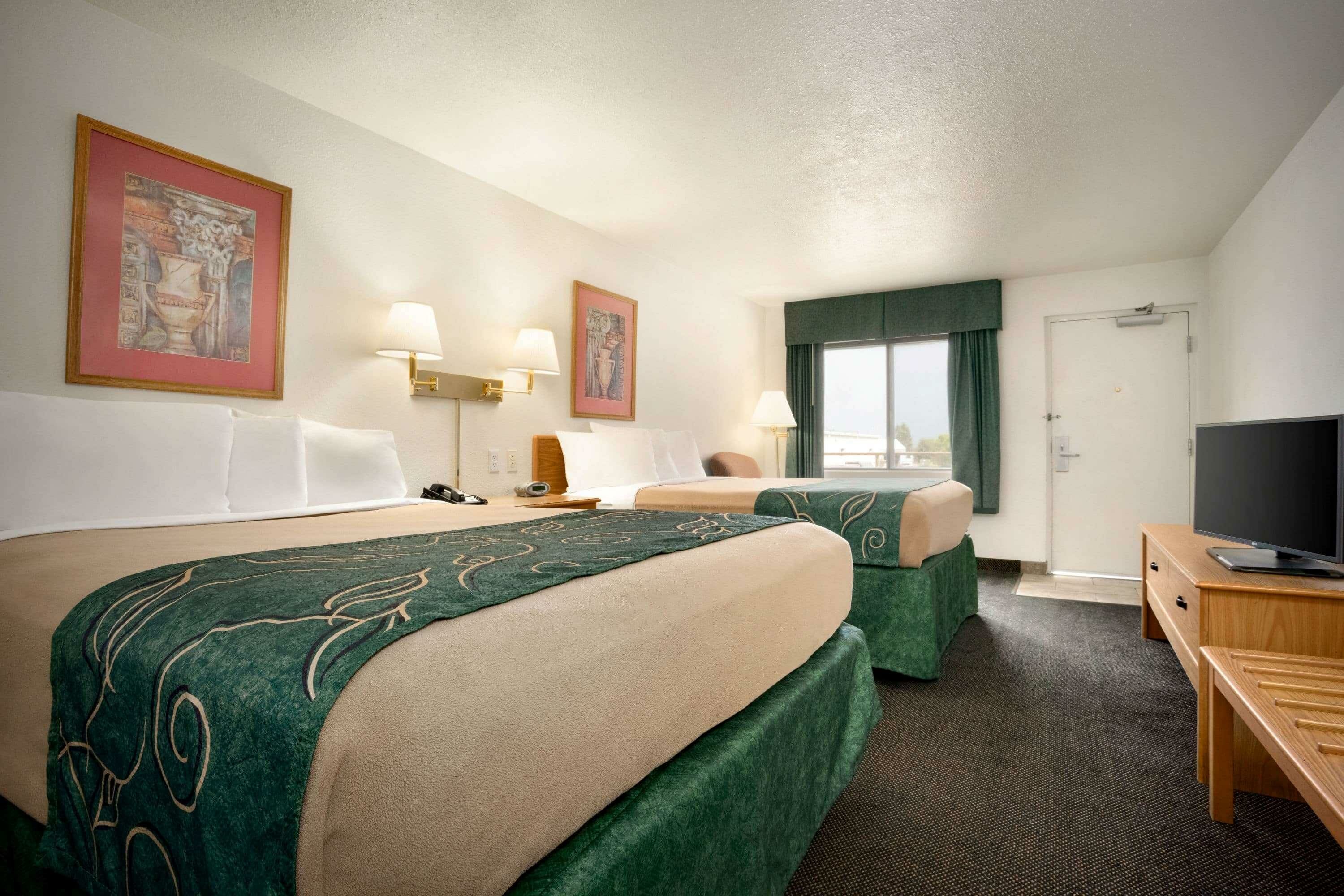 Фото Travelodge by Wyndham Cheyenne