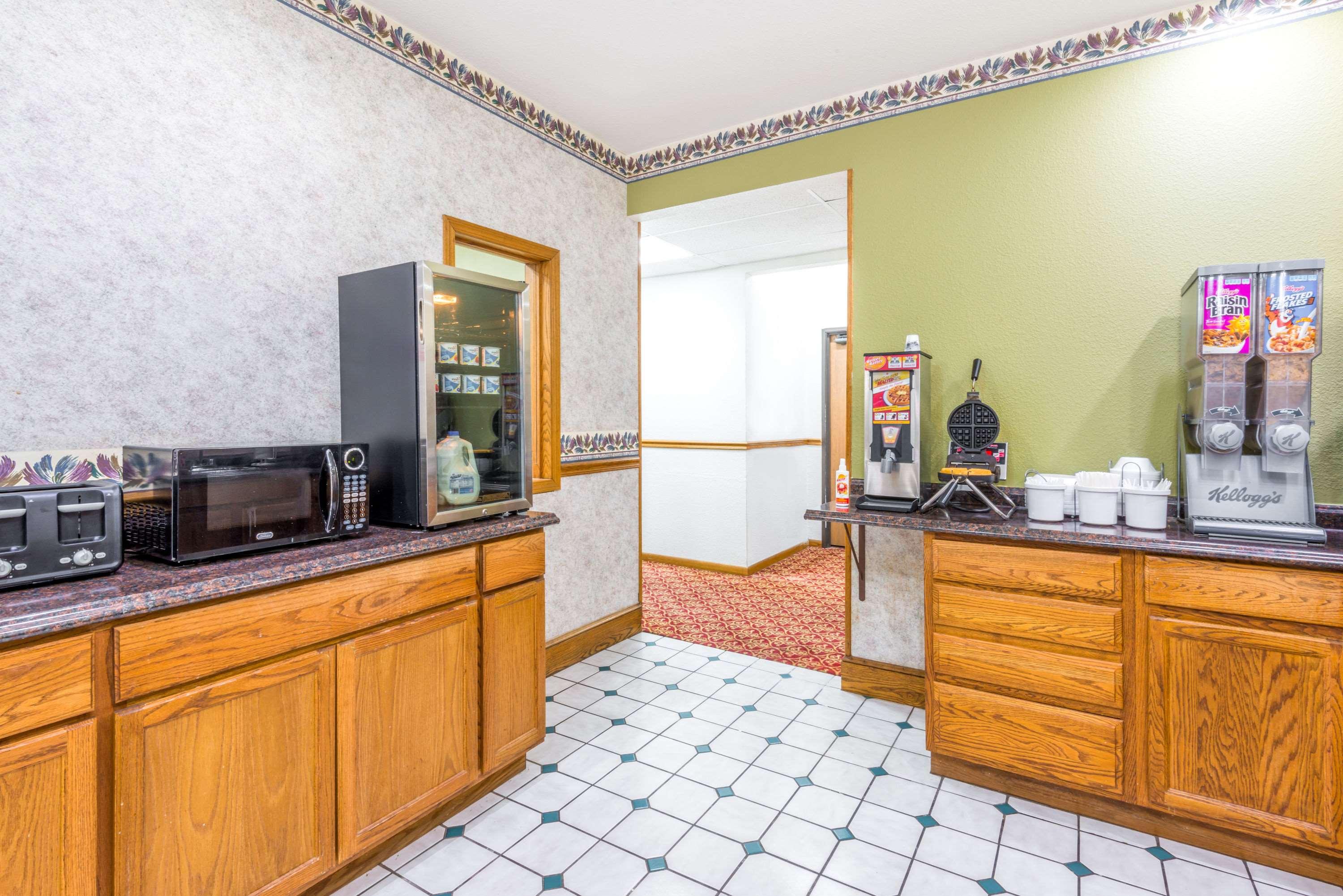 Фото Super 8 by Wyndham Platte City Kansas City Area Airport