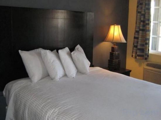 Фото Solaire Inn & Suites