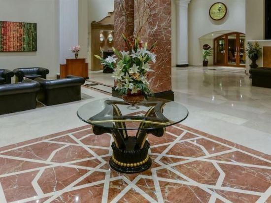 Фото Lemon Tree Premier The Atrium, Ahmedabad