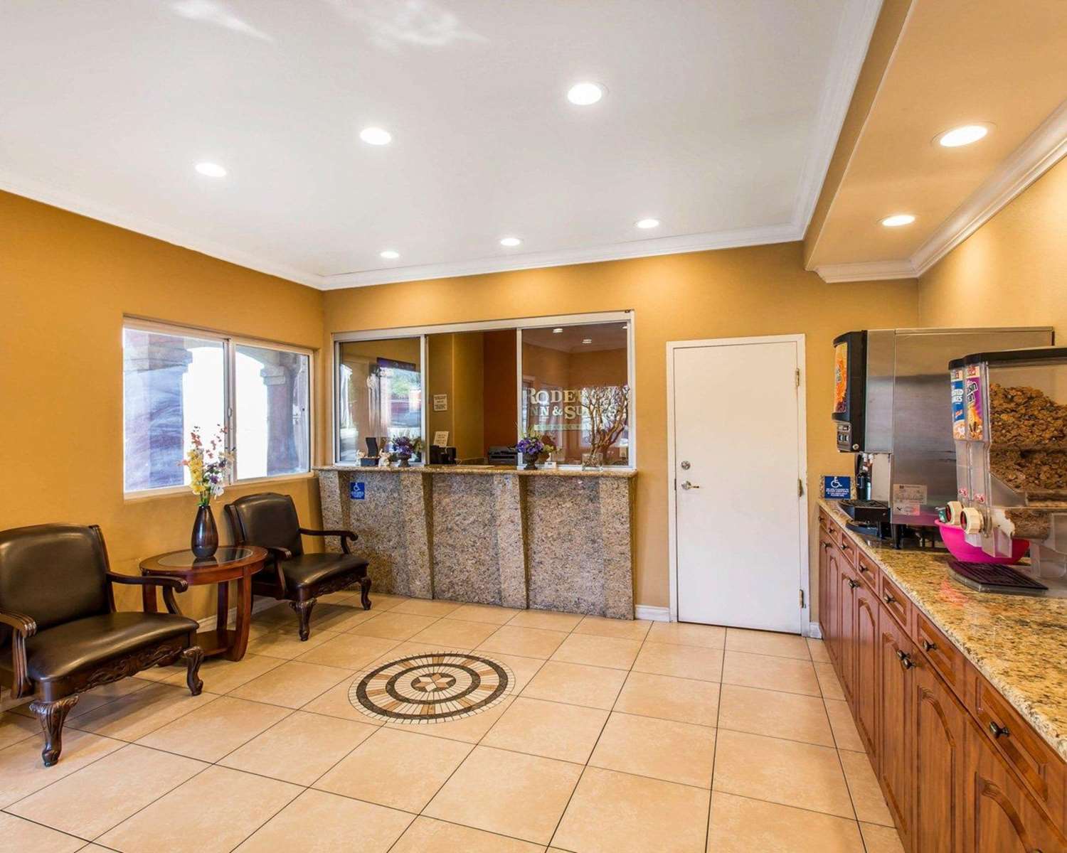 Фото Rodeway Inn & Suites Corona