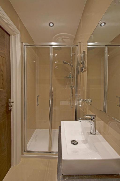 Фото Oyo Townhouse 30 Sussex Hotel