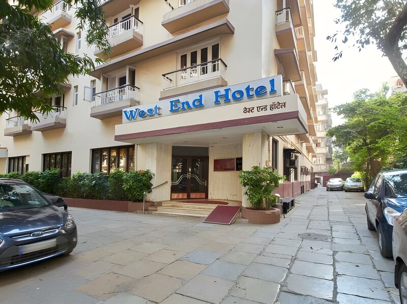 Гостиница West End Hotel в Мумбаи