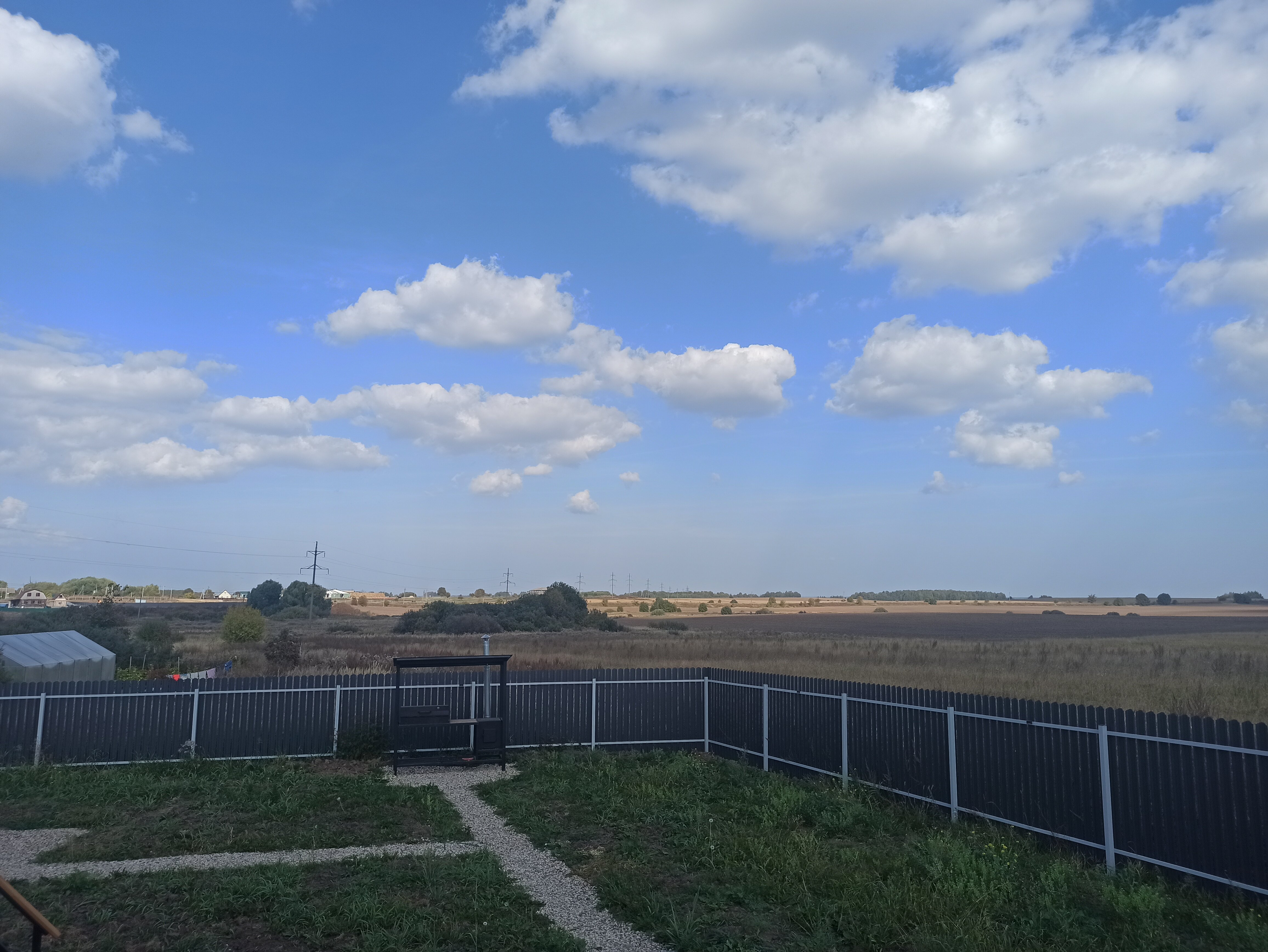 Фото Домик в поле