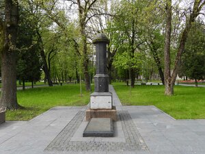 Леон Поземский (Pskov, skver Pavshikh bortsov) ، قبور المشاهير