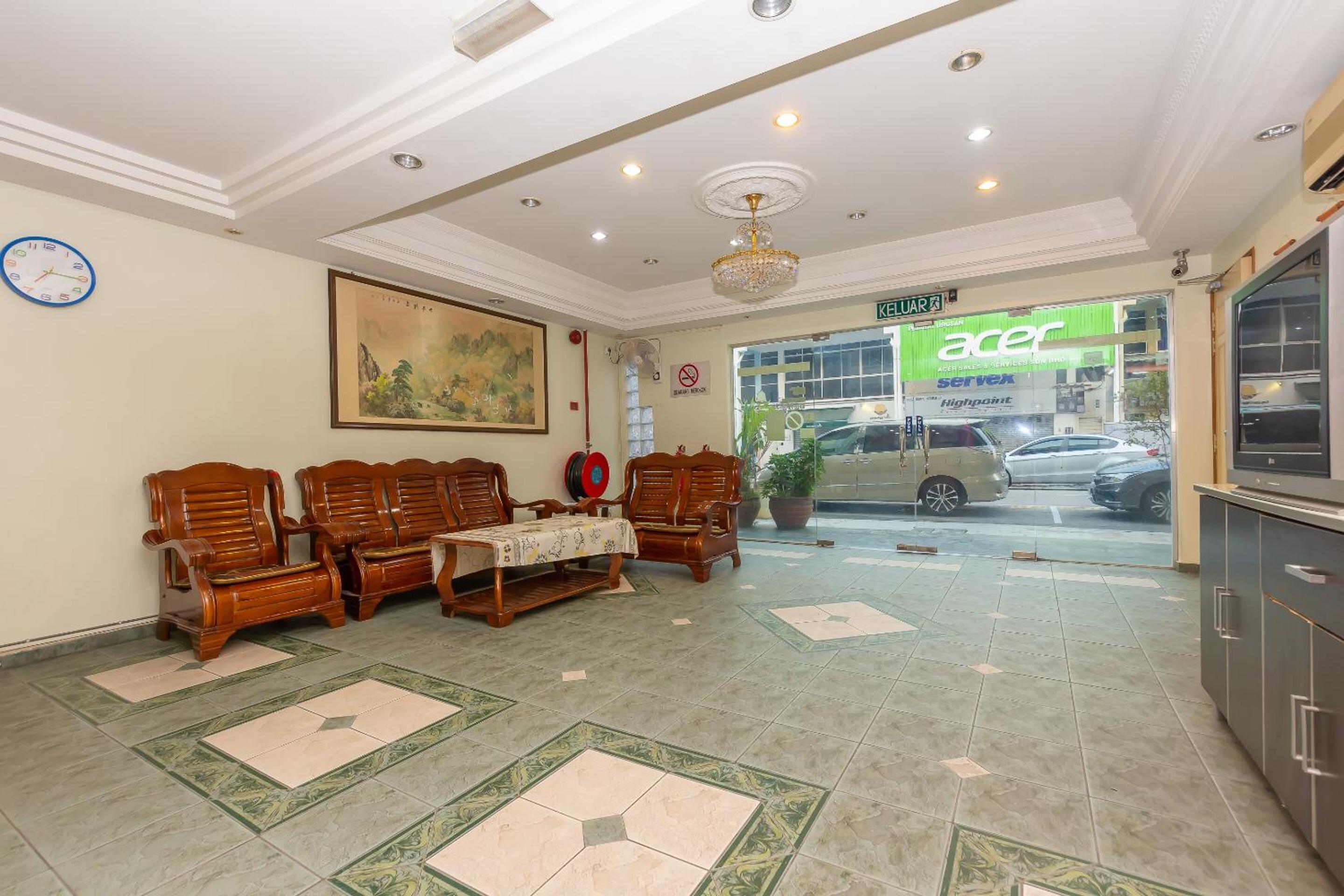 Фото Oyo 764 Hotel Famous Inn