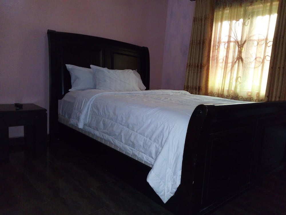 Фото First Laurel Hotel & Suites