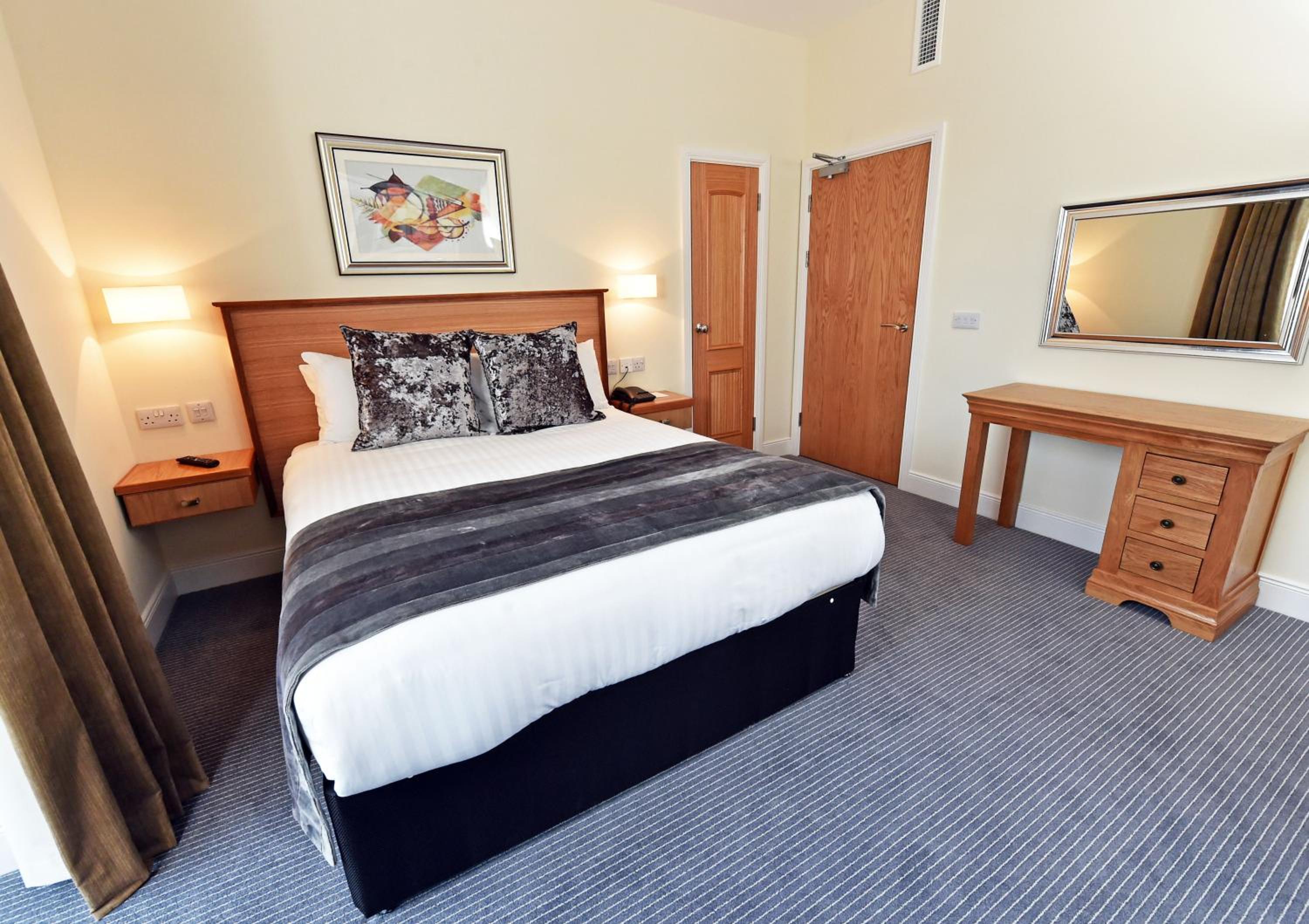 Фото Royal Athenaeum Suites