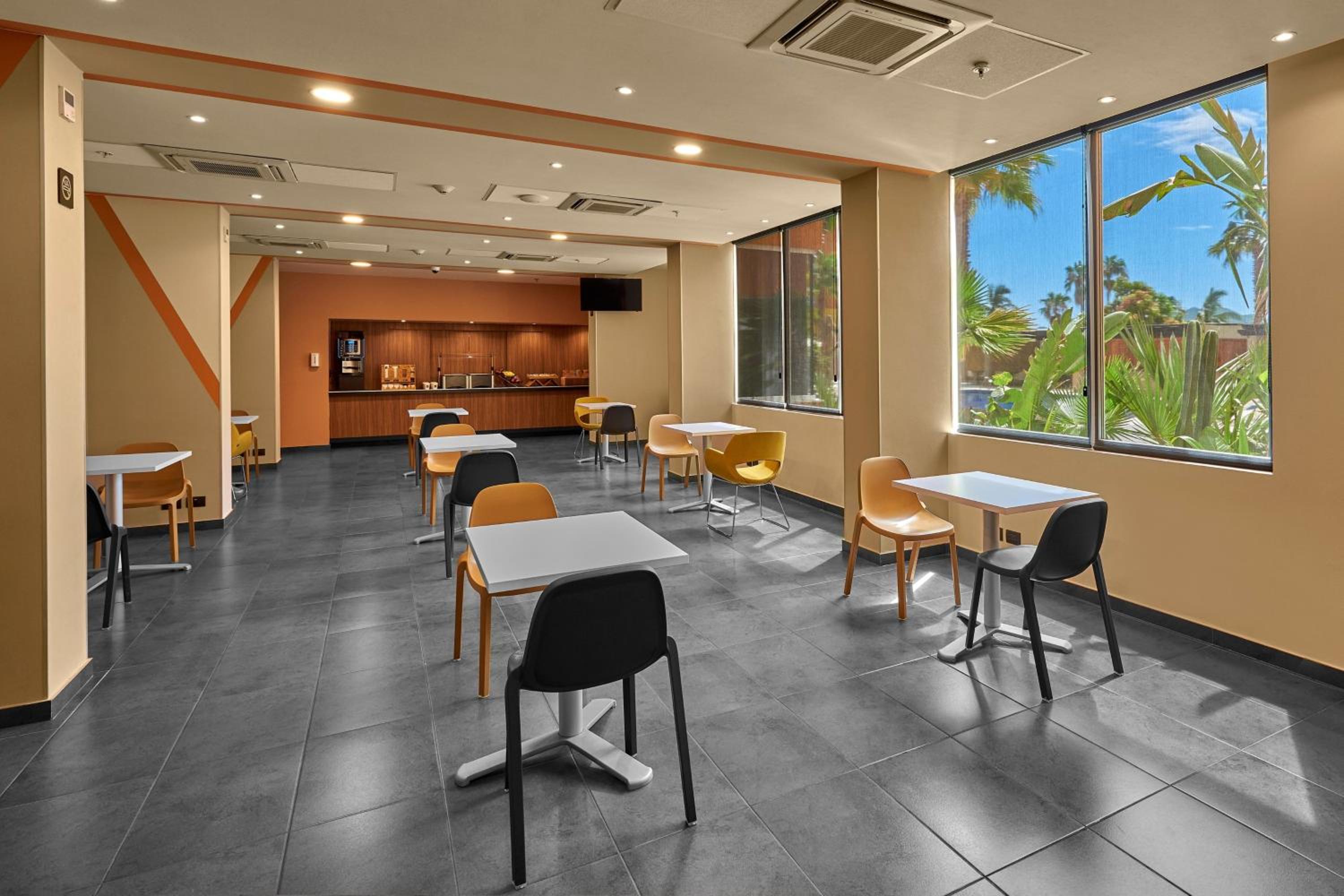 Фото City Express Suites by Marriott Cabo San Lucas