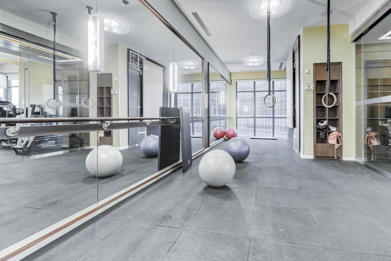 Фото E. S. i Furnished Suites at the Acc