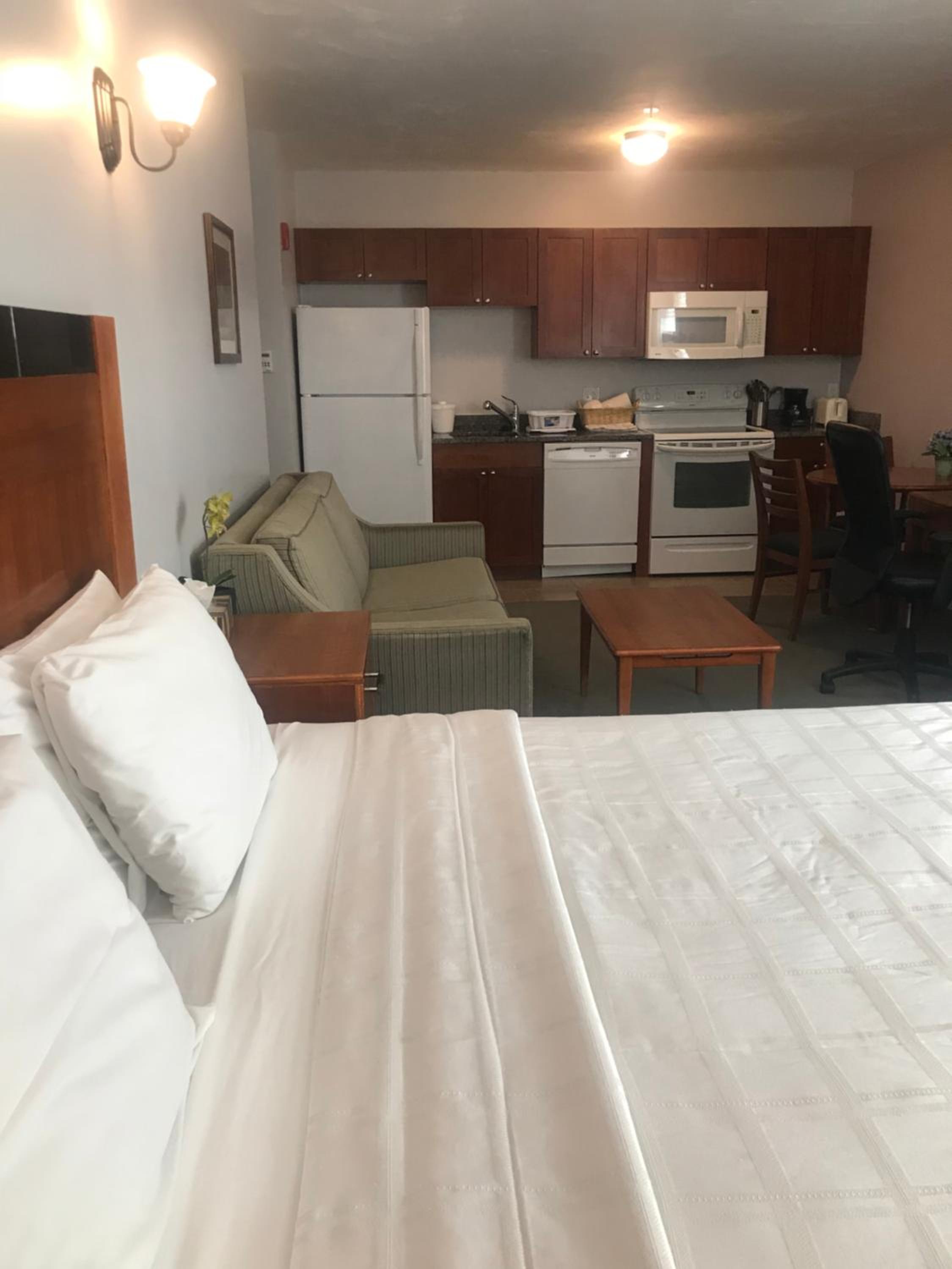 Фото Crescent Suites Hotel