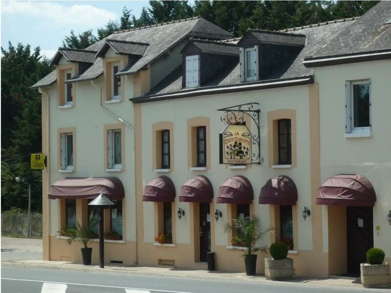 Гостиница Hôtel la Croix Couverte в Майене