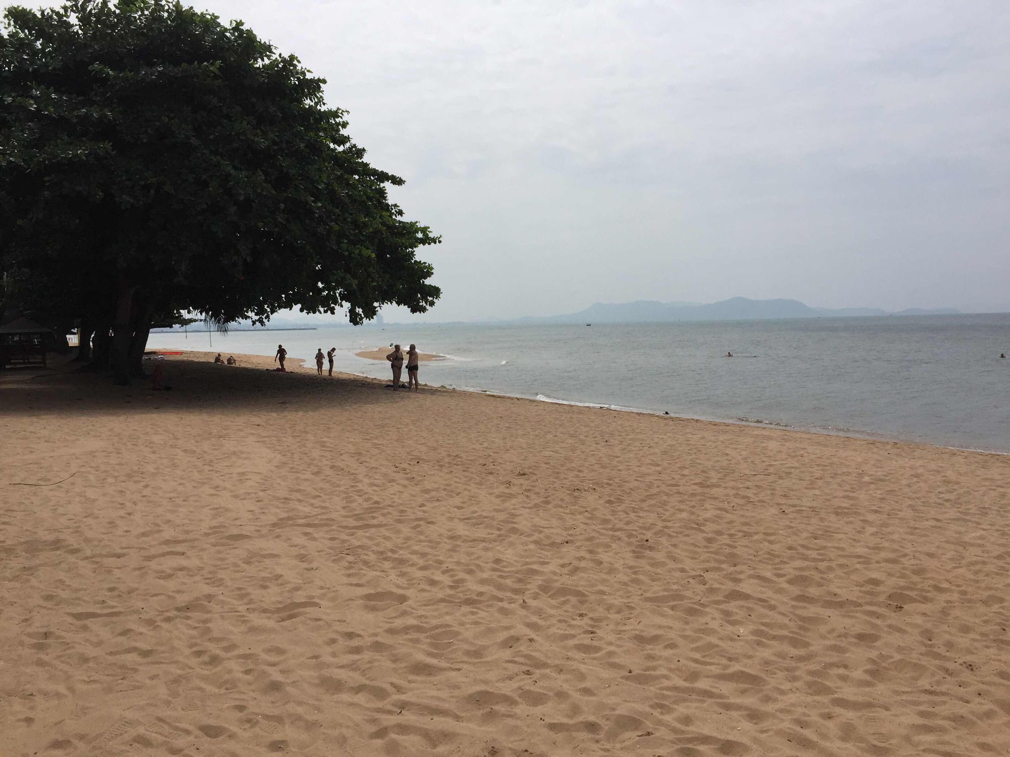 Фото Baan Dhewaran Beachfront Villa