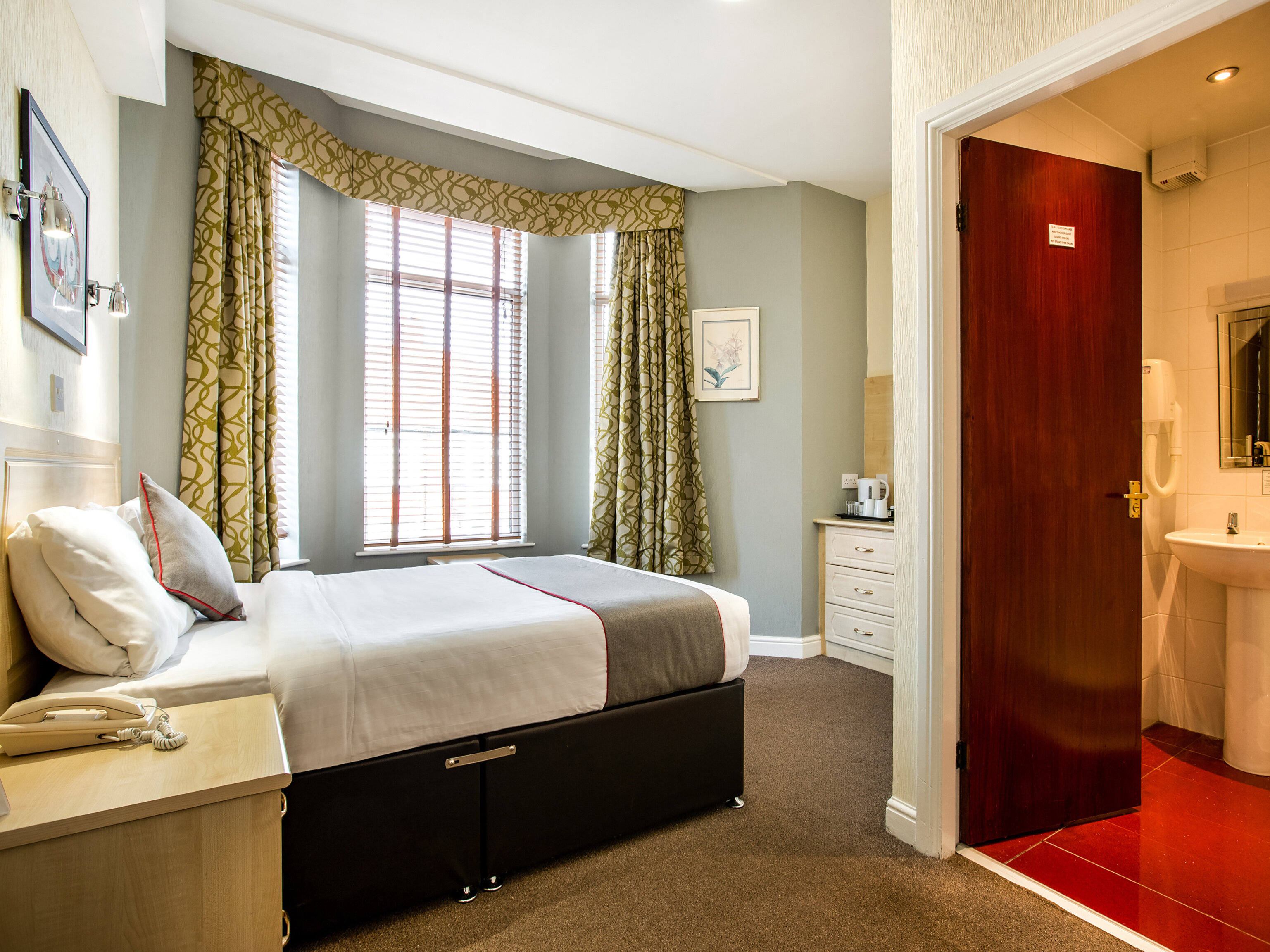 Фото Oyo Dene Hotel