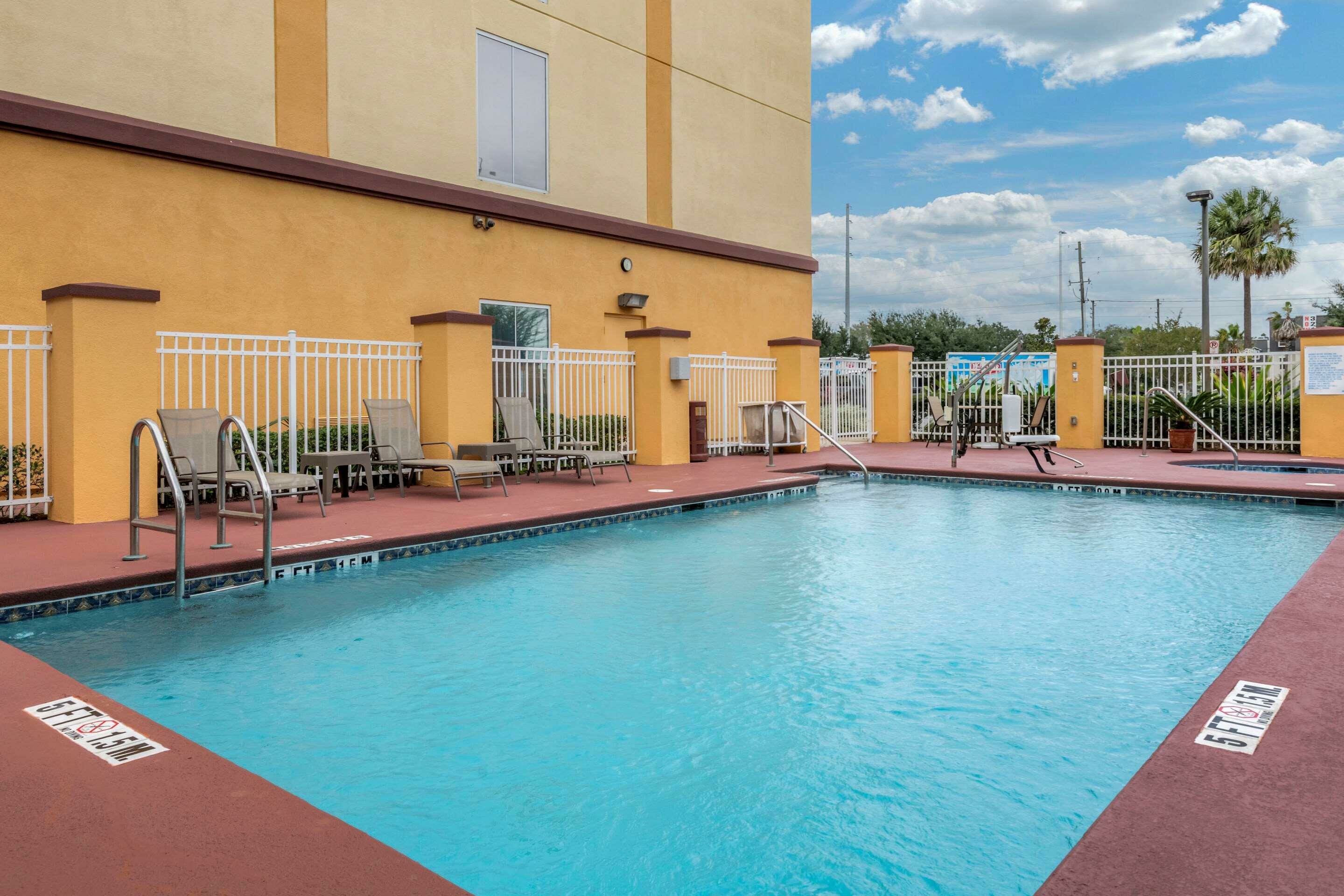 Фото Comfort Suites Orlando Airport