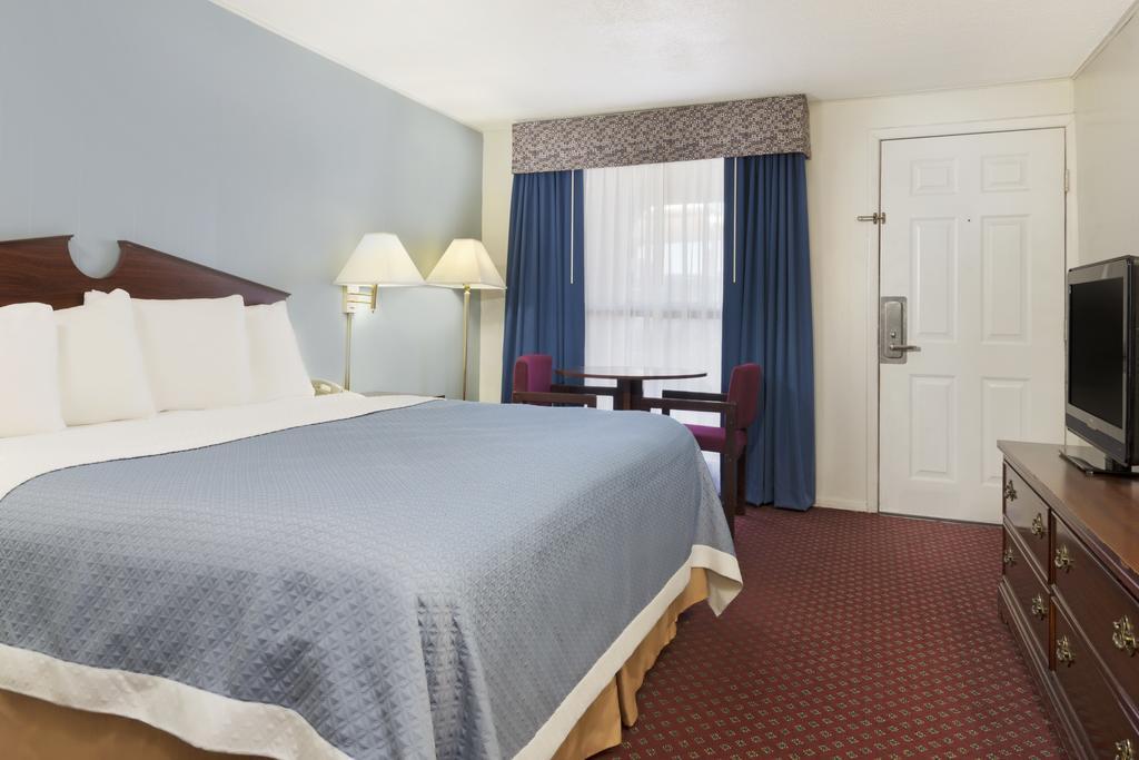 Фото Travelodge by Wyndham Las Vegas Nm