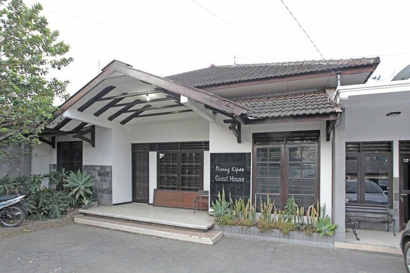 Гостиница RedDoorz @ Soekarno Hatta 2 в Маланге