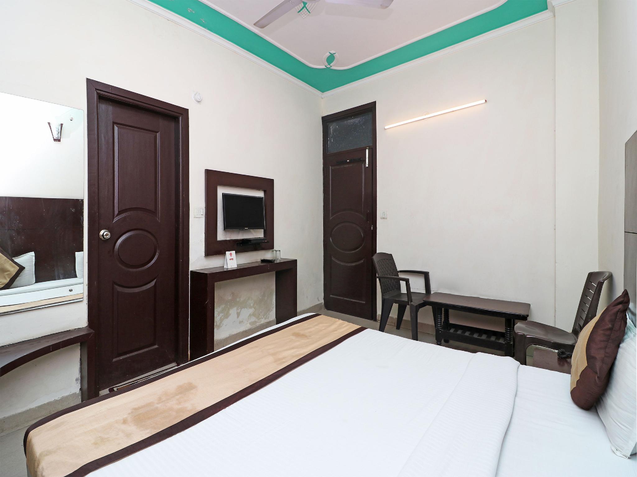 Фото Oyo 9726 Hotel Aura Palace Deluxe