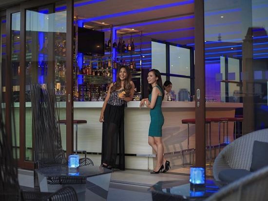 Фото Holiday Inn & Suites Makati, an Ihg Hotel