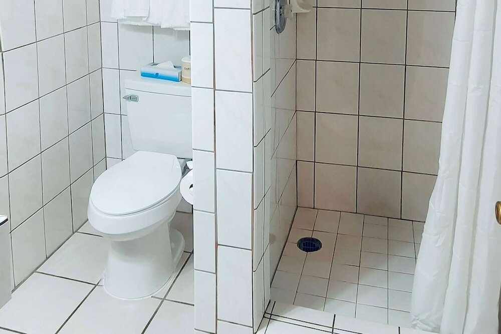 Фото Oceanside Inn & Suites, a Days Inn by Wyndham