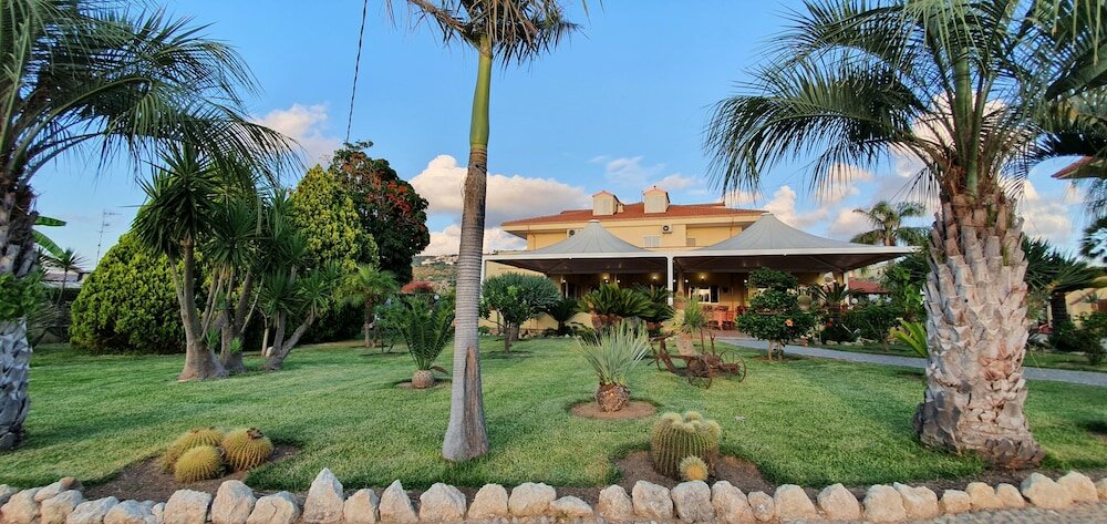 Фото Hotel Damanse