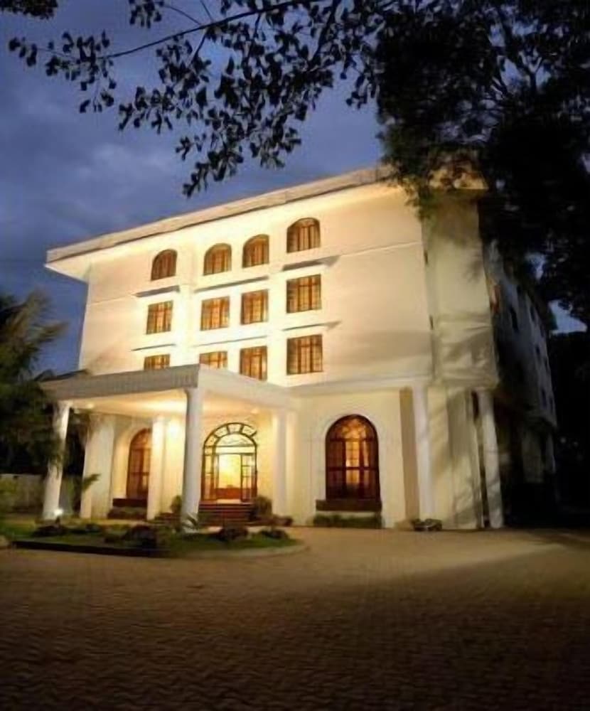 Фото The Grand Magrath Hotel