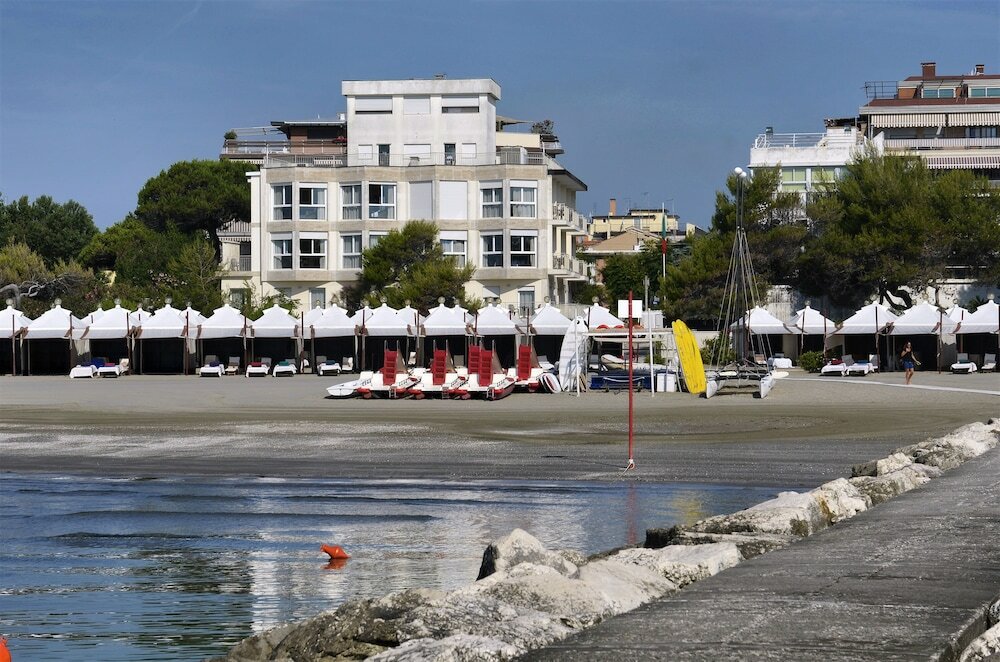 Фото Hotel Petit Palais