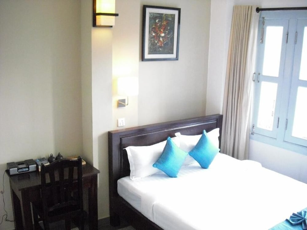 Фото The Columns Hotel