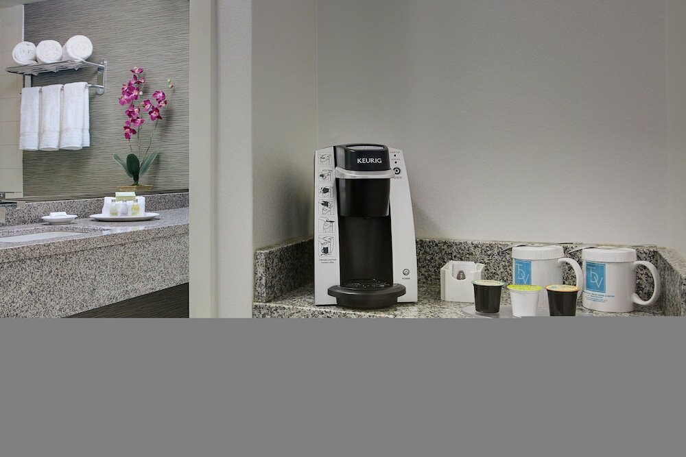 Фото Toronto Don Valley Hotel and Suites