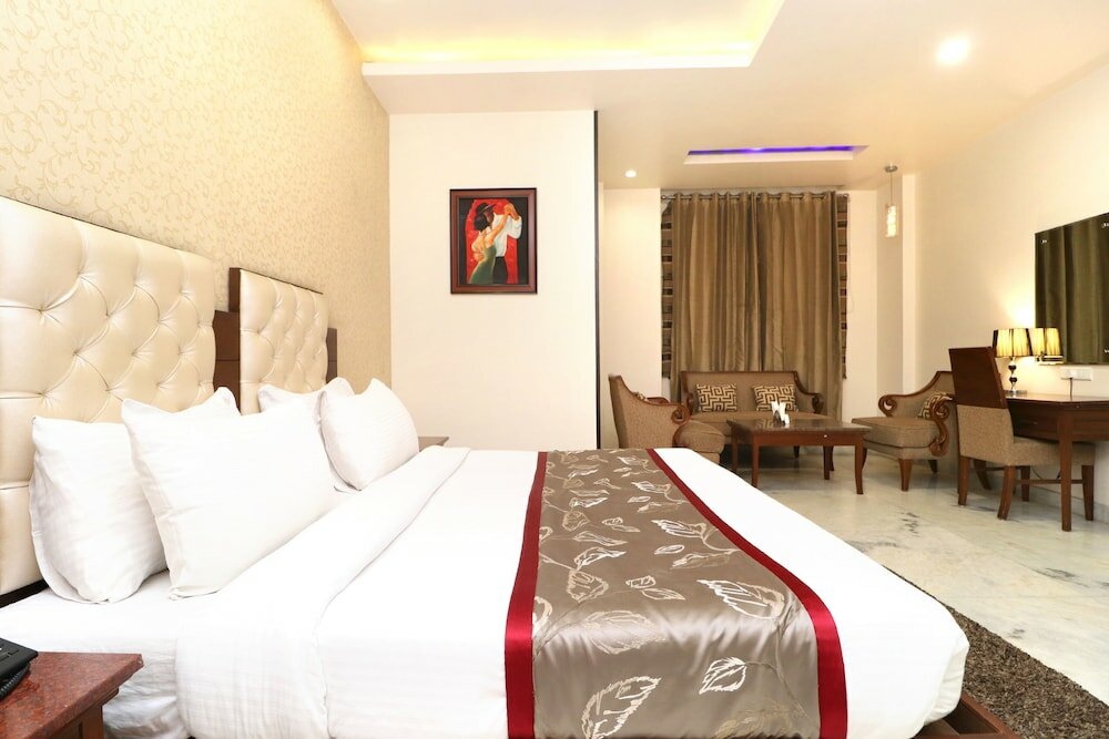 Фото Leela Grande Hotel