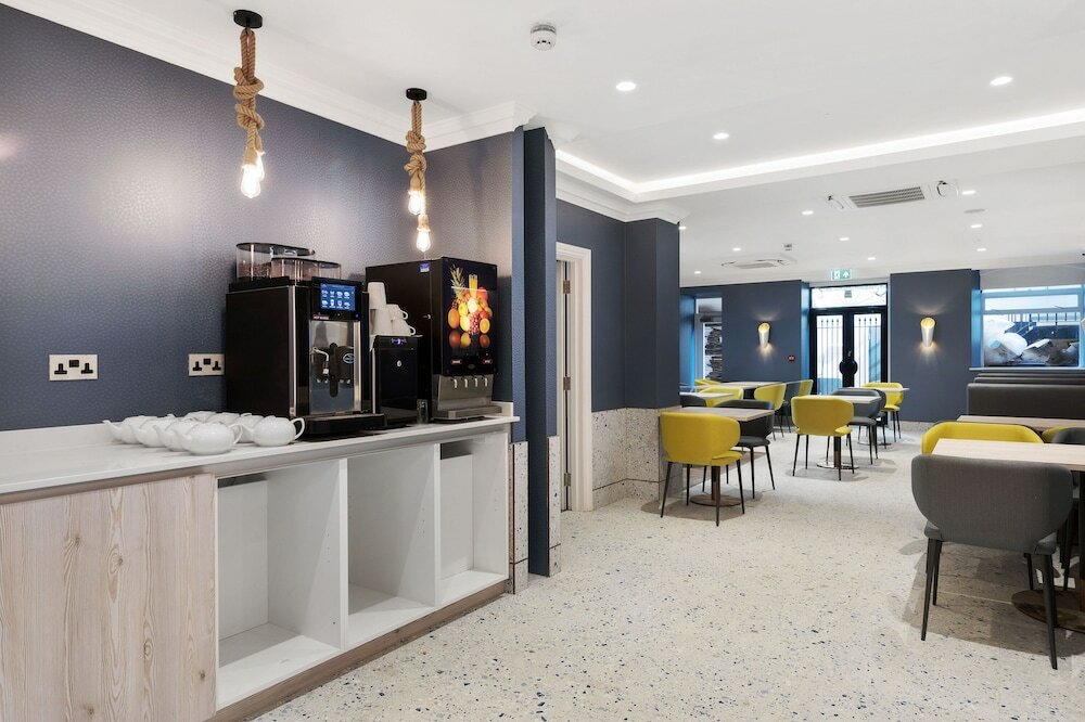 Фото Commodore Hotel